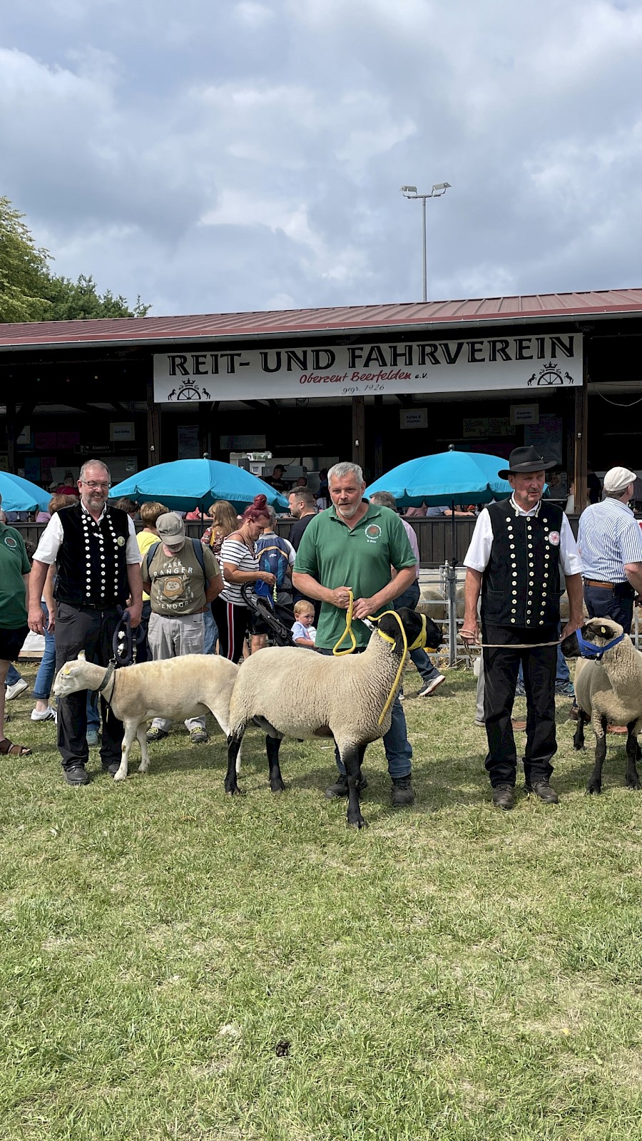 Mitglieder bei der Tierzuchtschau des Beerfeldener Pferdemarkt