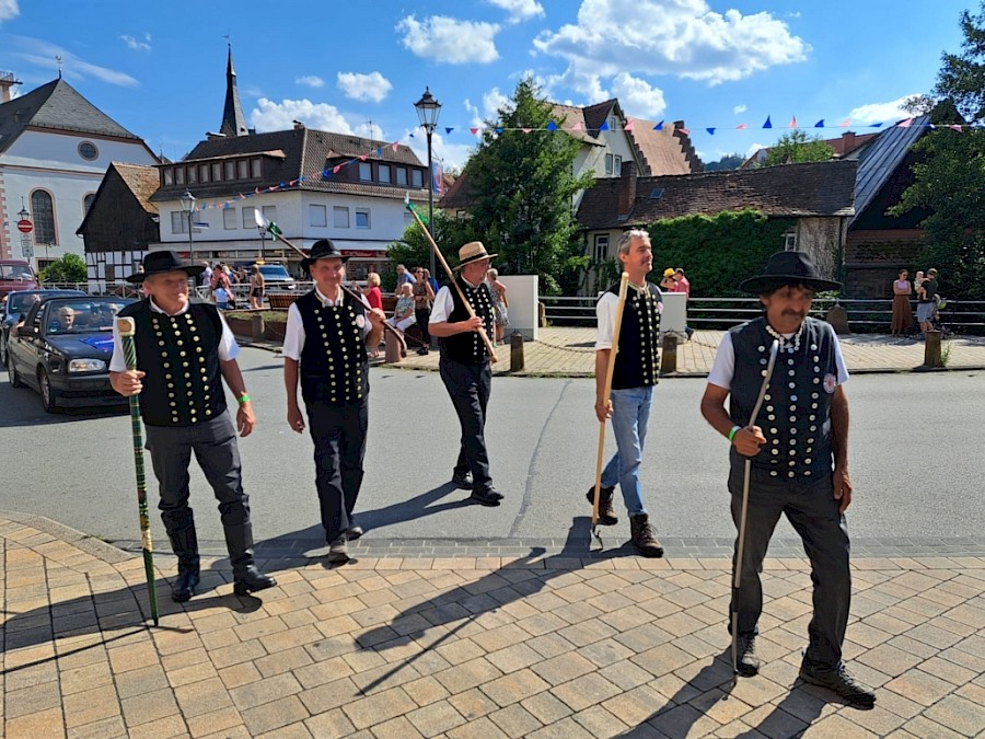 Eröffnungsumzug des Erbacher Wiesenmarkt